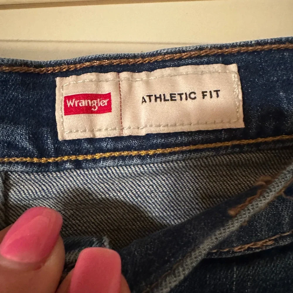 Wrangler Athletic Fit Mens Blue Jeans Medium Wash Denim 42x30 1090ATWHF
